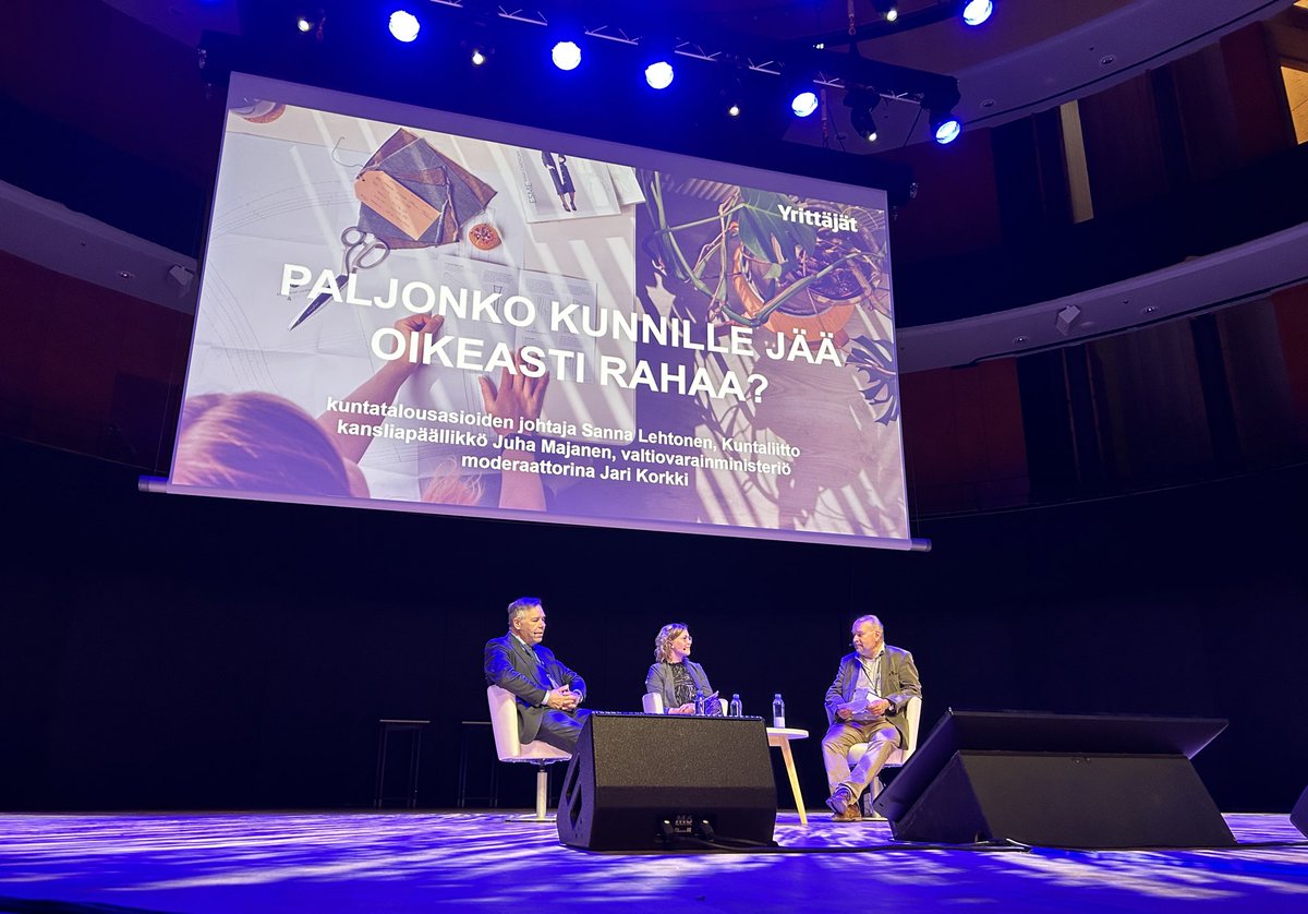 Paljonko kunnille jää oikeasti rahaa? Tästä keskustellaan nyt #Kujo2023-lavalla. <a href="/SKlehtonen/">Sanna Lehtonen</a> muistuttaa, että kunnat ja kuntien talous on ainoa toimija, joka ottaa soteuudistuksen valtavat kustannukset vastaan. <a href="/Juha_Majanen/">Juha Majanen</a> toteaa, että sote-uudistus alkoi hankalaan aikaan.