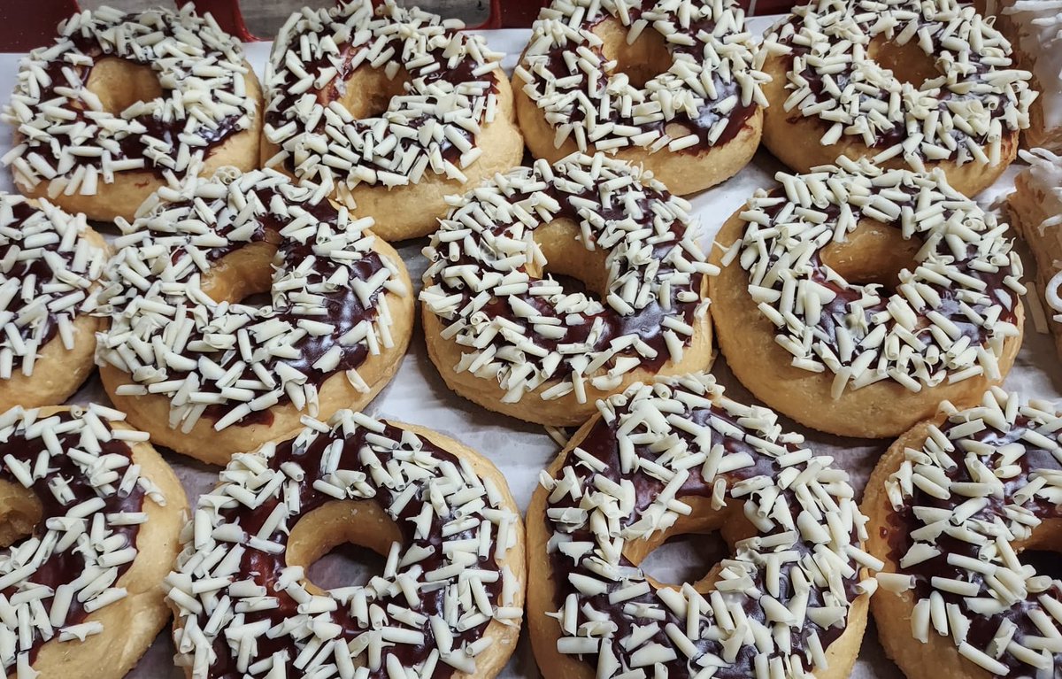 StanhillFarm's tweet photo. 3/3: Come along, treat yourself and support @Childrens_Trust! 🌟
#nationaldoughnutweek #thechildrenstrust #stanhillfarm #doughnuts #fundraising #charity #delicious #food #farmshop #kent #kentfarm #producedinkent https://t.co/rzzPPFa8pP