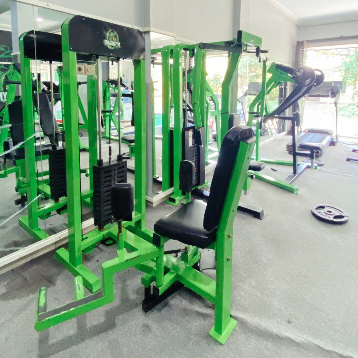 rstajip's tweet photo. Nemu tempat gym bernuansa ijo mentereng, curiga deh ini bukan gym tapi green screen studionya marvel. https://t.co/0iAZmwIyaJ
