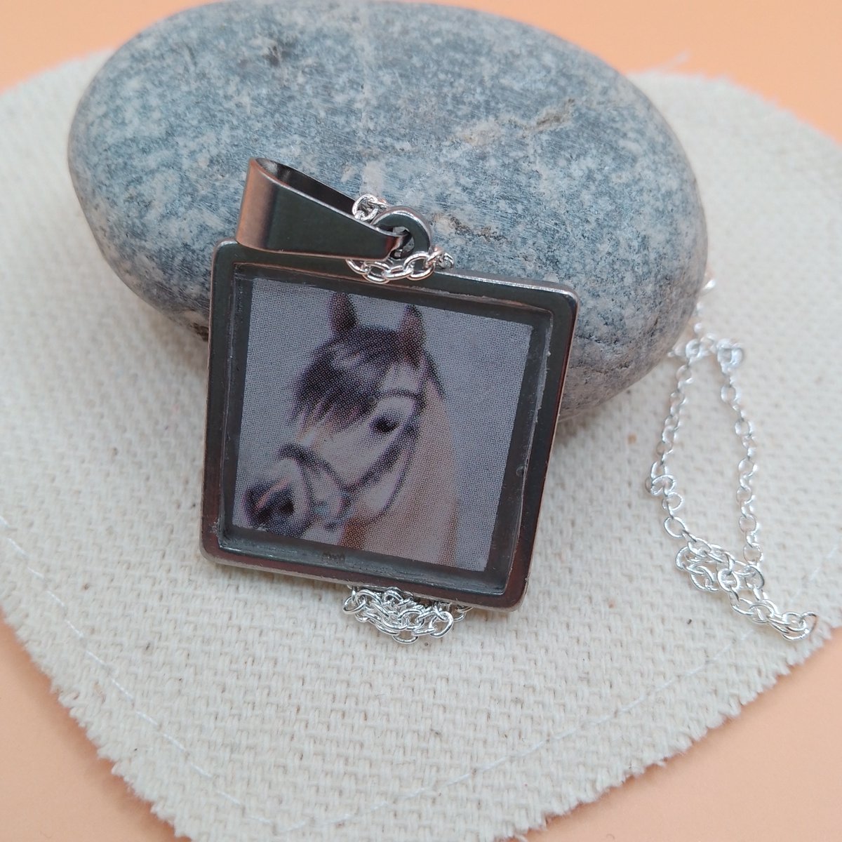 Beautiful necklace just right for a gift. Two available! - Horse portrait necklace besthandmade.co.uk/product/horse-… #mhhsbd #ukmakers #craftbizparty #elevenseshour #ponyhour #ukbizlunch