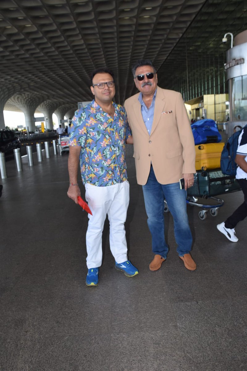 @bomanirani clicked at the airport

#BomanIrani #bollywoodactor #CelebSpotted #celebspotting #casuallook #mumbaiairport #airport

gujaratimidday.com/entertainment-…