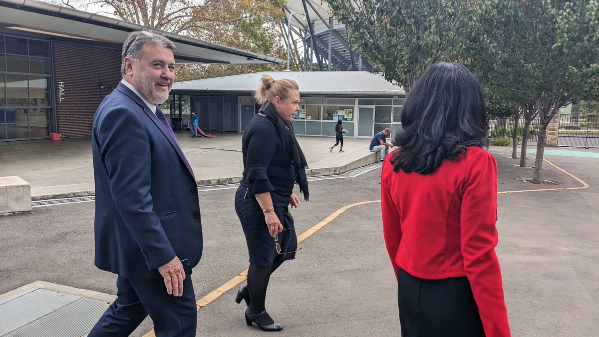 There was a buzz in the air as @AGavrielatos came to visit Bayanami PS today. Proud of our members and their commitment to the cause this Public Education Day #ProudToBePublic <a href="/TeachersFed/">Teachers Federation</a>