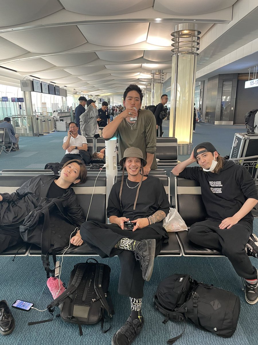 SSTPofficial's tweet photo. カナダのトロントで行われるAnime Northに今から出発します。

#survivesaidtheprophet #sstp #サバプロ #AnimeNorth2023 https://t.co/JXeZHekoNZ
