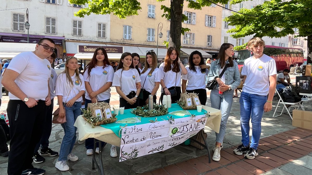 [Festival des Mini-Entreprises] Les élèves du collège Pascal Paoli d’Île Rousse sont présents sur le marché des Mini-Entrepreneurs pour présenter leur #entreprise « Cors’Alivu » qui a bénéficié du mentorat d’INIZIÀ ! 🚀

📍Rendez-vous à Ajaccio, Place Foch