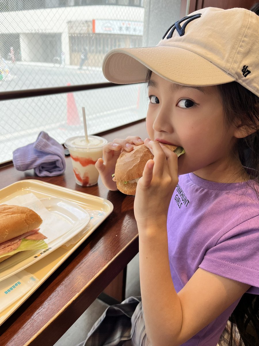 airi2014love's tweet image. 今日は朝から撮影だったよ〜🫶🏻
さっき終わったから💙今からお勉強✍するってのは嘘で(*ﾉ&amp;gt;ᴗ&amp;lt;)ﾃﾍｯ✧
ゲームしよっと🤣💕明日テストだけどね…

#キッズモデル #kidsmodel #ドトールコーヒー #js #JS3 #まんたにあいり #萬谷愛里 #cuugal #キューガルモデル #キューーガル