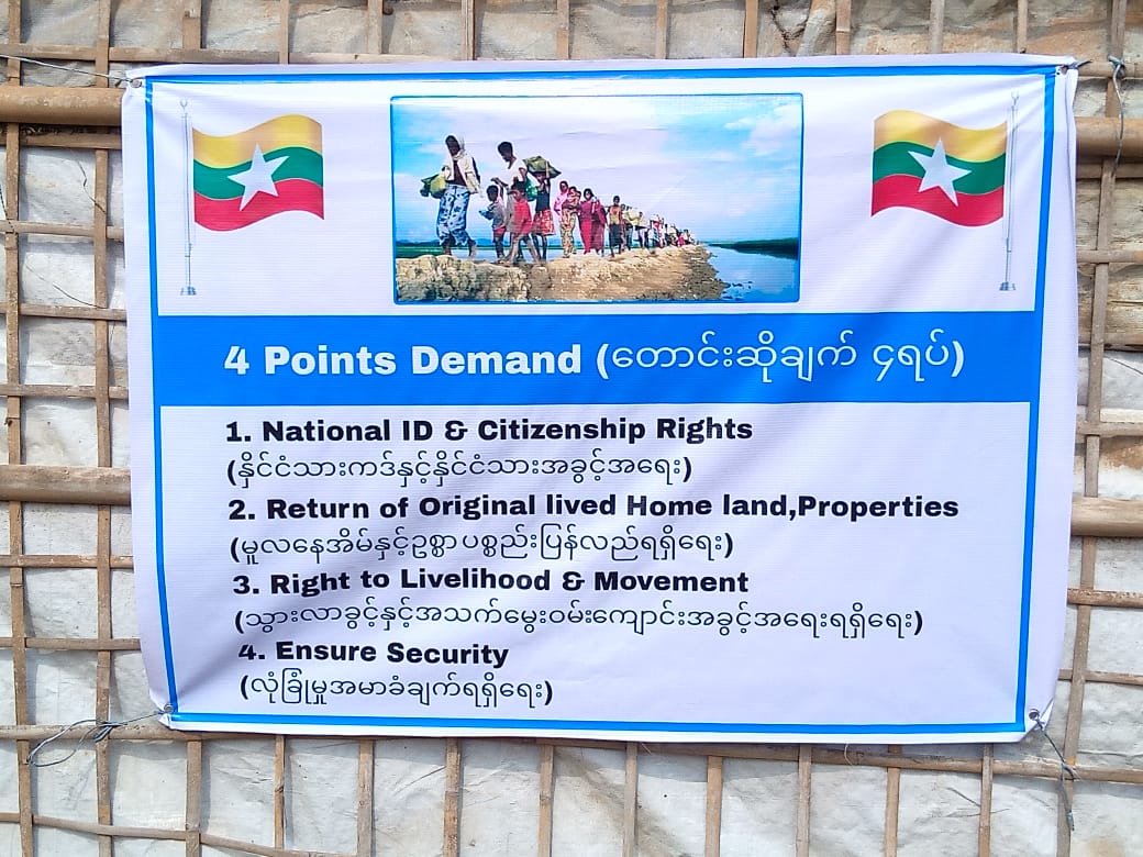 Persecuted2017's tweet image. Banner at Shalbagan Camp 26 conveys DEMANDS of Rohingya. Nearby Junta delegation interacted with refugee families this morning.
4 Point Demand
1. National ID &amp;amp; Citizenship Rights
2. Return of Original lived Home land, Properties
3. Right to Livelihood &amp;amp; Movement
4 Ensure Security