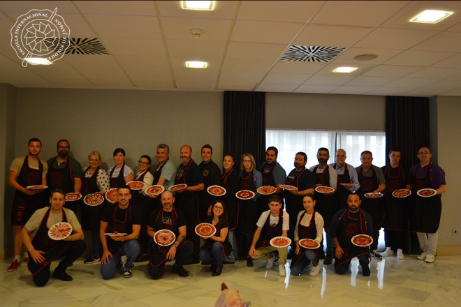 EscuelaJamon's tweet photo. ¡Otra jornada increíble en #Murcia!🌟
Nuestro 𝑪𝒖𝒓𝒔𝒐 𝒅𝒆 𝑪𝒐𝒓𝒕𝒂𝒅𝒐𝒓 𝑷𝒓𝒐𝒇𝒆𝒔𝒊𝒐𝒏𝒂𝒍 𝒅𝒆 𝑱𝒂𝒎ó𝒏🔪 volvió a contar ayer con otro gran equipo de alumnos🔝
Seguimos aumentando la #FamiliaEICJ!😊

Todas las fotos aquí 👉 https://t.co/p9FaY4TTHN

#EICJ #Jamón https://t.co/5BE9Xnw2cD