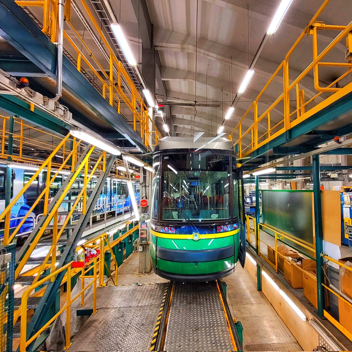 markomainio's tweet photo. Töölön raitiovaunuvarikolla on aamuisin vilinää, kun kuljettajat valmistautuvat ajamaan raitiovaunut hallilta ulos palvelemaan kansalaisia.
#tram #tramdriver #helsinki #transport https://t.co/J2Q1zdHb8F