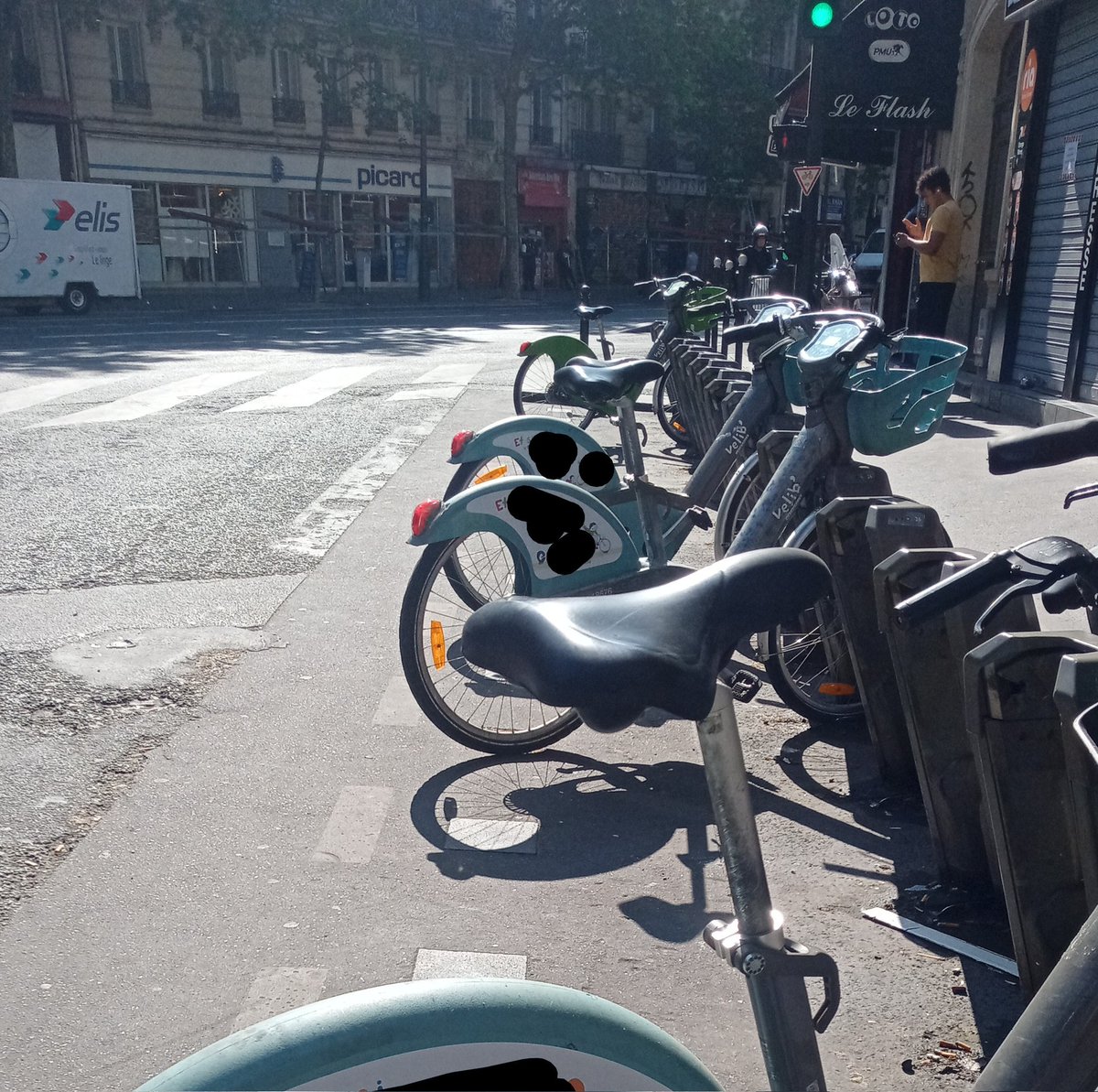 EricLejoindre's tweet photo. Dans le 18e comme ailleurs dans Paris de nombreux Vélib ont été recouverts de stickers anti-ivg. Une campagne de propagande honteuse qui remet en cause encore une fois le droit à l'avortement et plus généralement le droit des femmes à disposer de leur corps. Cela est inacceptable https://t.co/Xe4DJEnvzI