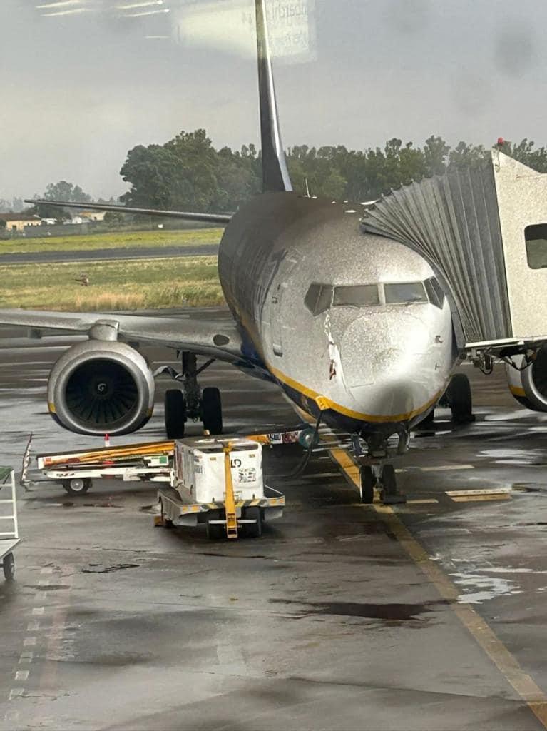 Breaking Aviation News & Videos on Twitter: "Photo: Ryanair 737 covered