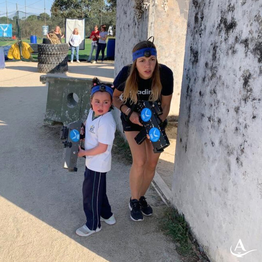 FundAladina's tweet photo. 🤓 No hay nada mejor para celebrar el #DíadelOrgulloFriki que sentirse más cerca de estar en un videojuego 🎮 en una partida de Laser Tag.

Gracias a #UniversalGames.es nuestros aladinos han disfrutado de un rato entretenido entre todos que, sin duda, nunca olvidarán 🧡. https://t.co/ktjSXLSNfQ