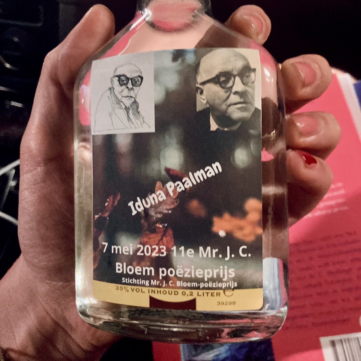 De J.C. Bloemprijs voor mijn dichtbundel Bewijs van bewaring! (jonge jenever gekregen in plaats van bloemen, prima ontwikkeling)
📘🌸