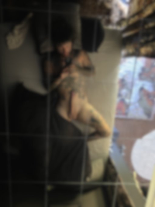 If this gets 100 retweets I&rsquo;ll post the unblurred pic to Twitter , but it&rsquo;s already on  https://t.co/4TWatOLPNG