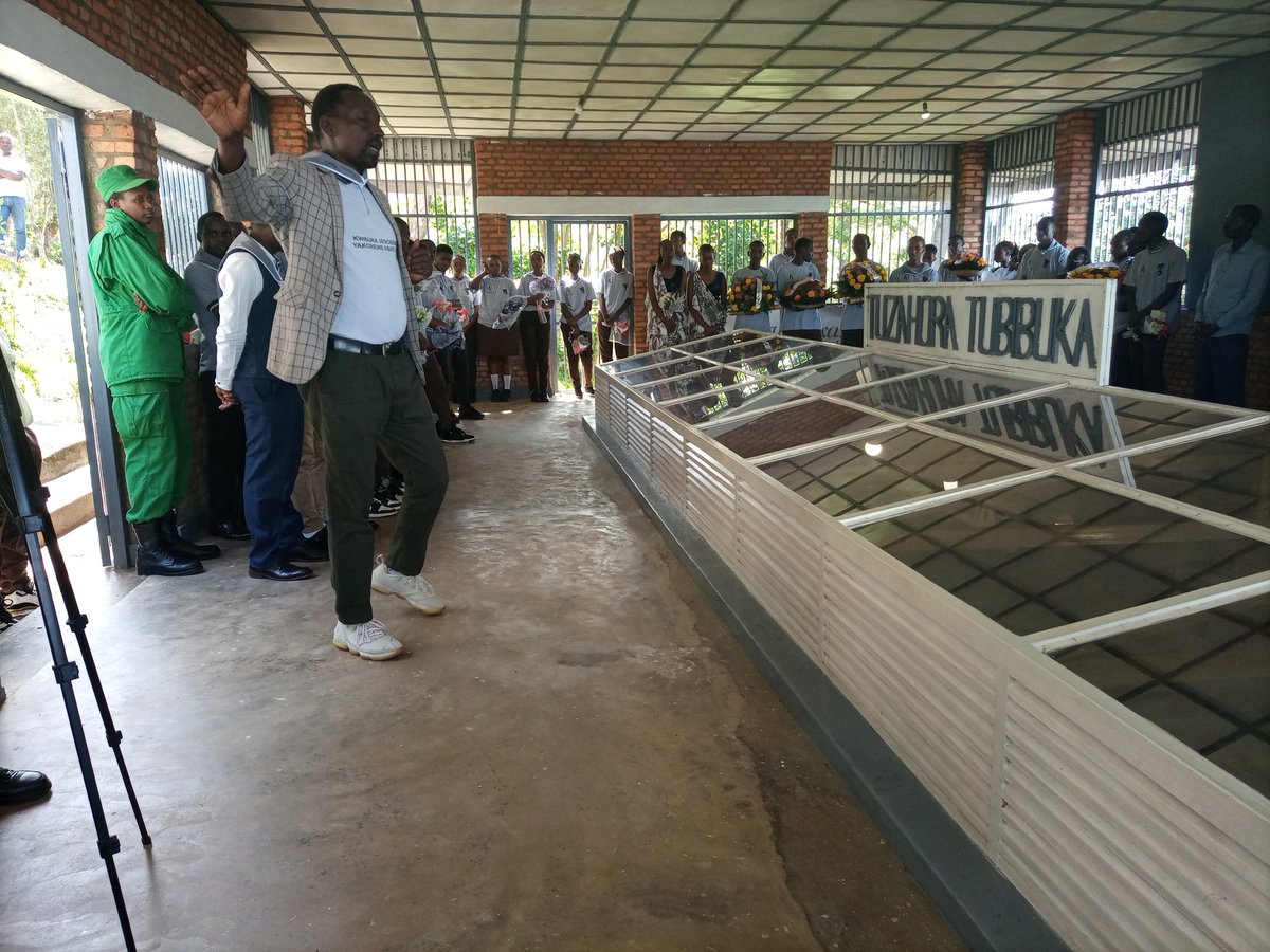 YegoRutsiro's tweet photo. Kwibuka Urubyiruko rwazize Jenoside yakorewe Abatutsi mu 1994 ku nshuro ya 29 @RutsiroDistrict byatangiriye ku Rwibutso rwa #Kinunu aho urubyiruko basobanuriwe amateka yaranze ako gace @BonezaNyc https://t.co/oV2bX8bKFP