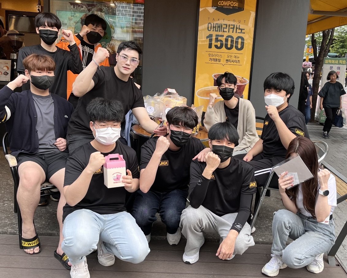 JNGK e - sports (@jngk_overwatch) on Twitter photo 저희를 진심으로 응원해주시는 <a href="/EM_jasm1ne/">스민</a> 님께서 JNGK 선수들에게 맛있는 간식과 음료를 준비해주셨습니다.
선수들이 이에 힘입어 좋은 결과로 꼭 보답할테니 지켜봐주세요!! 감사합니다 🔥 저희를 진심으로 응원해주시는 <a href="/EM_jasm1ne/">스민</a> 님께서 JNGK 선수들에게 맛있는 간식과 음료를 준비해주셨습니다.
선수들이 이에 힘입어 좋은 결과로 꼭 보답할테니 지켜봐주세요!! 감사합니다 🔥
