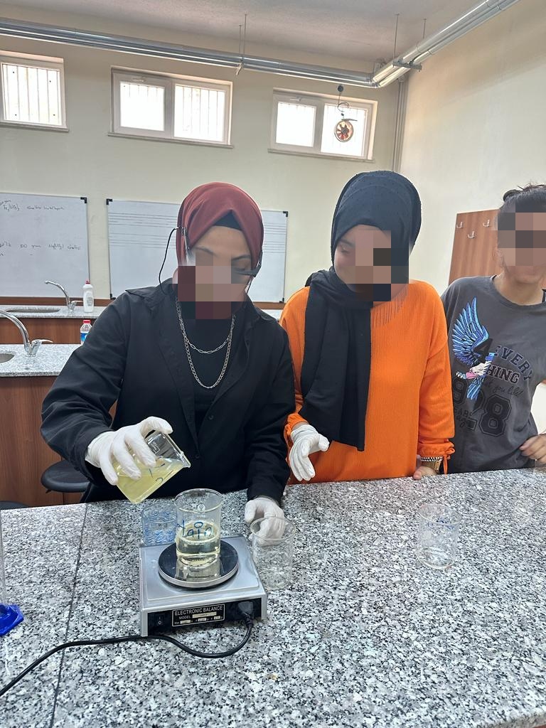 __Bikal's tweet photo. Kimya laboratuvarında Sibel hocamız ve öğrencileri el sabunu yaptılar.Bilim heryerde 🔬🔬📎
@h_ibrahim_topcu @Serkankocabas11 @aysegulkbaytak @berkan_aydilek @ahuozyurt https://t.co/K9djuOvGC2