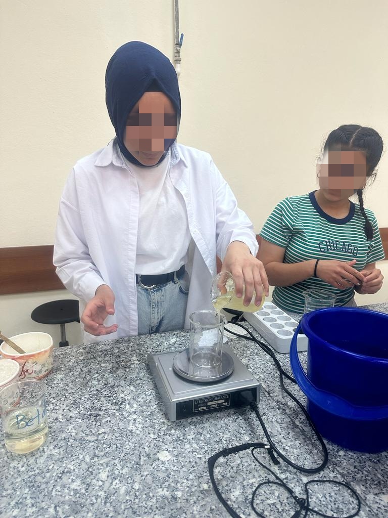 __Bikal's tweet photo. Kimya laboratuvarında Sibel hocamız ve öğrencileri el sabunu yaptılar.Bilim heryerde 🔬🔬📎
@h_ibrahim_topcu @Serkankocabas11 @aysegulkbaytak @berkan_aydilek @ahuozyurt https://t.co/K9djuOvGC2
