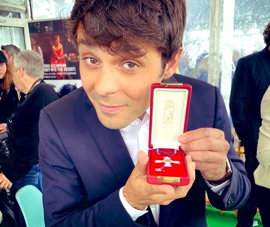GuilhemCaillard's tweet photo. Au Marché du Film, j’ai reçu l’Ordre du Mérite du Luxembourg remis par SAR le Grand-Duc Henri &amp; le Premier Ministre @Xavier_Bettel. 

J’y vois un symbole d’encouragement à continuer à faire ce que j’aime le plus : créer des liens, promouvoir le cinéma francophone, le Québec.
🙏 https://t.co/0POJ9BzxJu