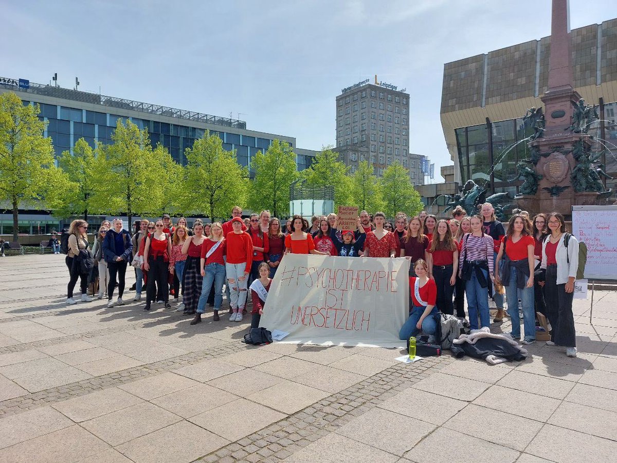Fünf Jahre Psychologiestudium – und jetzt wissen wir nicht, wie es weiter geht. Uns wurde versprochen, dass alles für die Weiterbildung geregelt wird, doch nun stehen wir ohne eine Finanzierung da. Wir brauchen endlich eine Zukunftsperspektive! #PsychotherapieIstUnersetzlich