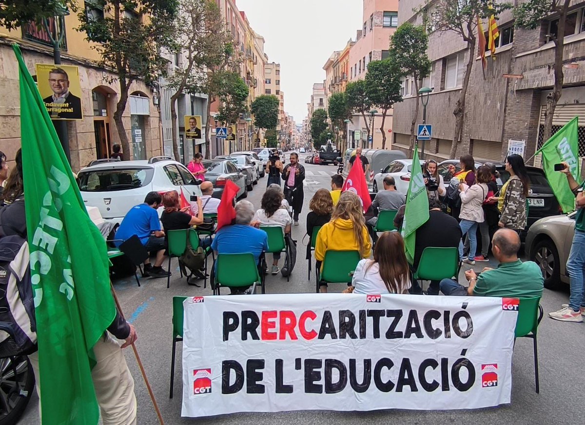Ahir, a l'aula al carrer a Tarragona, vam poder conversar amb el "Conseller Cambray" i mestre Sensei sobre les qüestions que ens preocupen com a personal educatiu.
