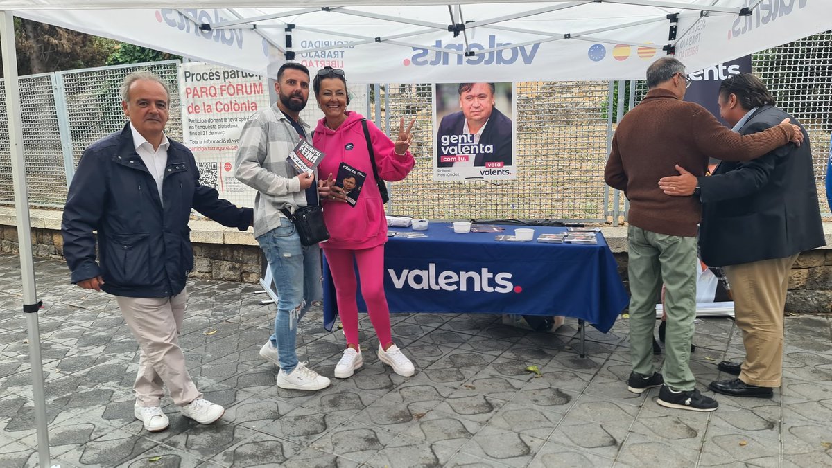 PedroSanchez__'s tweet photo. Valents son tan valientes, que con lluvia, están al pie del cañon en defensa de una Tarragona libre, segura, limpia y dinámica. @CalderonCarlosJ 
@RobertH_TGN 
@satrees 
@Valents_tgn https://t.co/1Os97khBuf