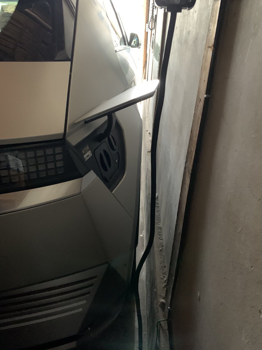 nabebass's tweet image. 車選ぶ時に、ウチのガレージは右側が壁ピタで入れないとダメだったので、充電ポート開くのか？が気になってました。テスラなら左後何で問題無かったのですが。。。
色々調べて、何とかなりそうと思いIONIC5 にしましたが、後が絞られているので問題無しでした❣️
#IONIC5