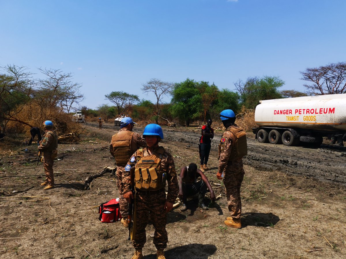 #PeaceBegins with protection! A team of #UNMISS peacekeepers from #Mongolia 🇲🇳 swiftly responded to an attack on a fuel convoy in #SouthSudan🇸🇸, providing first aid to the injured driver🩹 + support #POCWeek #PK75 #A4P