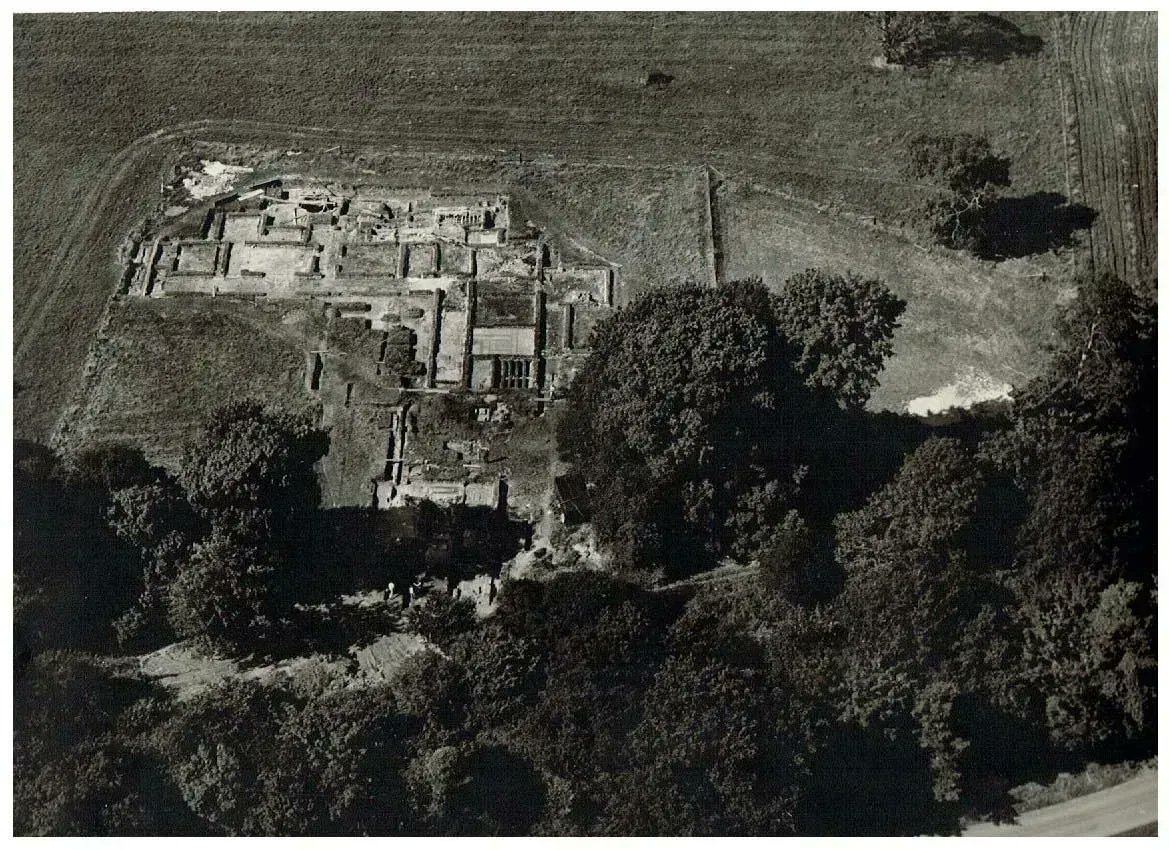 Amazing views of #Rockbourne #RomanVilla from the air! 🚁 🚁 🚁 

Can you see the hypocaust and mosaic floors?

This photo was taken pre-1972, because the current museum was not built yet!

#ThrowbackThursday #Fordingbridge #localhistory #NewForest #Archaeology #RomanBritain