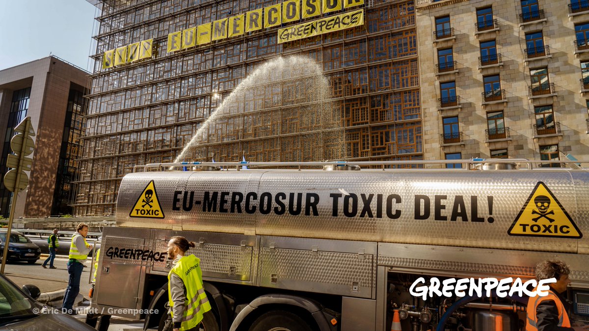 +JETZT+ Während die Zivilgesellschaft gegen die Naturkrise kämpft, fördern EU-Regierungen weiterhin dreckige Industrien, wie Chemiekonzerne. #EUMercosur ist Gift für die Natur & für uns! Greenpeace-Aktive aus vielen Ländern fordern heute deshalb: #StopEUMercosur