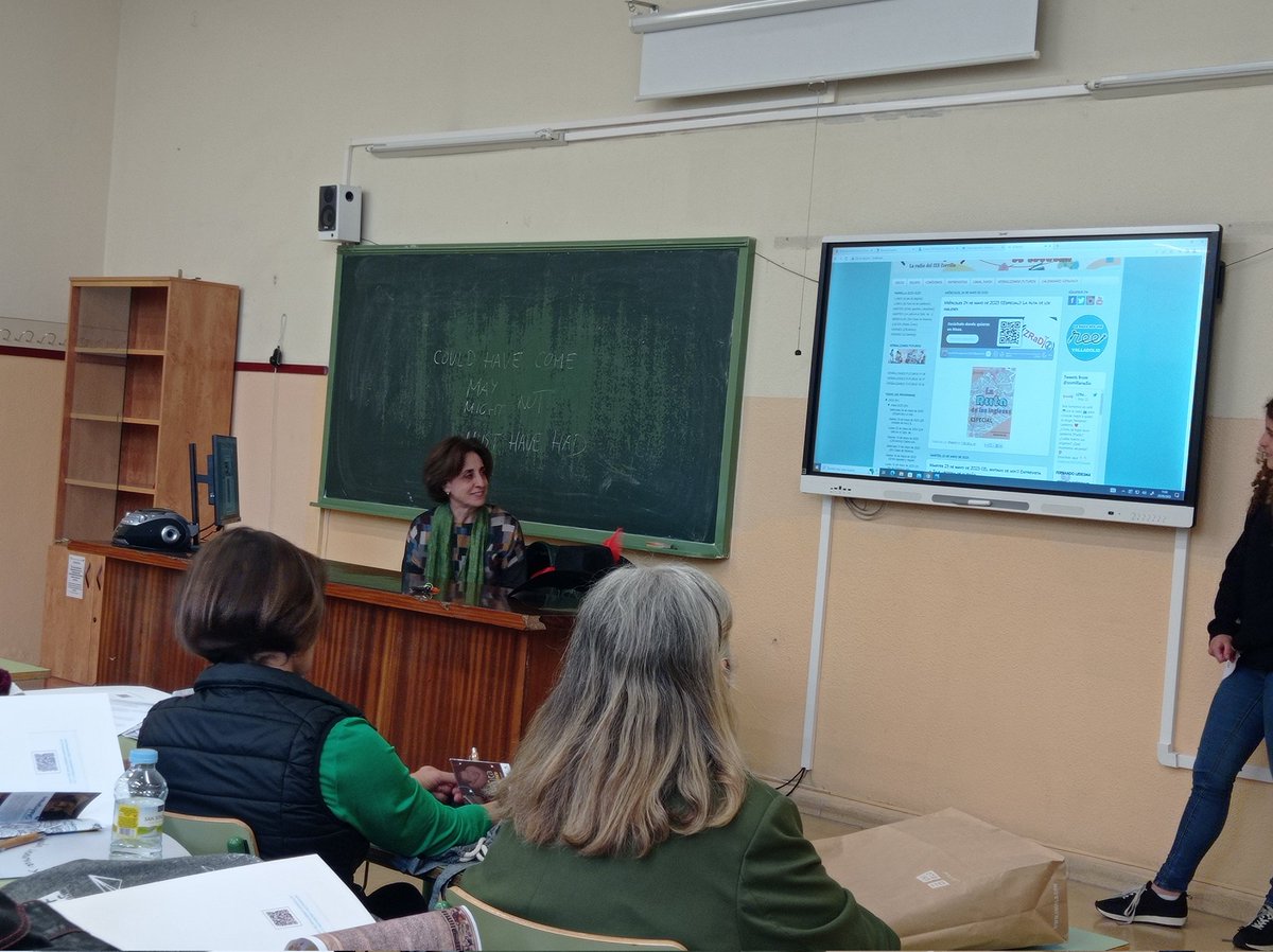 CFPIdiomas's tweet photo. Comenzamos y hacemos nuestra 1a parada de "La #internacionalizaCyL del aula a través de rutas histórico-artísticas" con docentes @educacyl 

Los alumnos del @ieszorrilla con su profesora de inglés, Manuela Suárez, nos presentan un programa de radio sobre La Ruta de los Ingleses https://t.co/da4FZ8a5uY