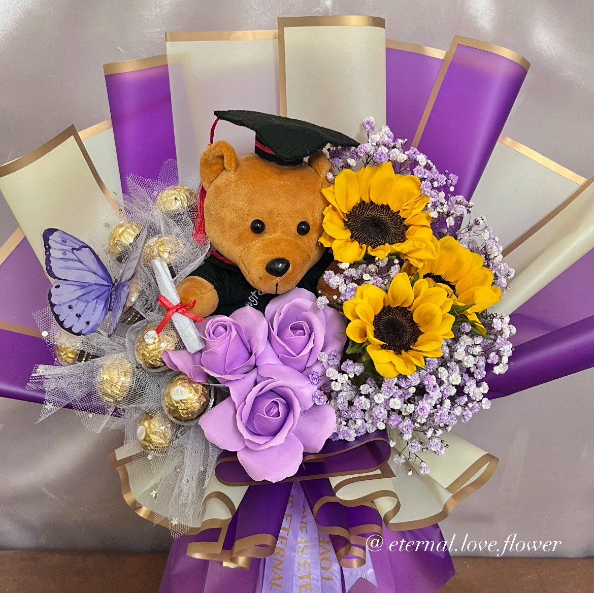 Meriahhhh ya convo bouquet dia. 
Nak tema BTS katanya, purple and yellow. 

How to fangirling without telling you’re a fangirl be like…. 

🤭🤭

#convobouquet #graduationbouquet #convo2023 #graduationbouquetideas #flowerbouquet #surprisedelivery #surpriseplanner