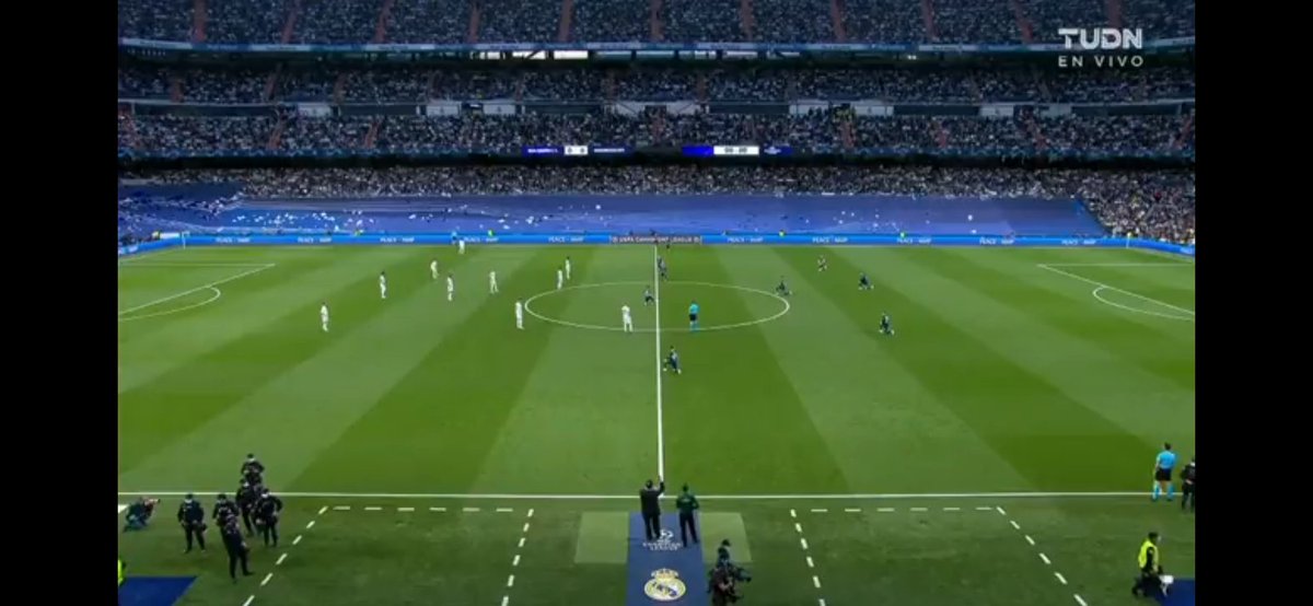 denassos's tweet photo. Lo de ayer en el Bernabéu es una prueba más de la manipulación del discurso.  Prueba gráfica de su apoyo al Racismo, ningún jugador RM incluido Vinicius con la rodilla en tierra por el Black lives matter la Organización Criminal RM solo tiene un objetivo  Florentino...CAUDILLO https://t.co/0kWIgURMbH