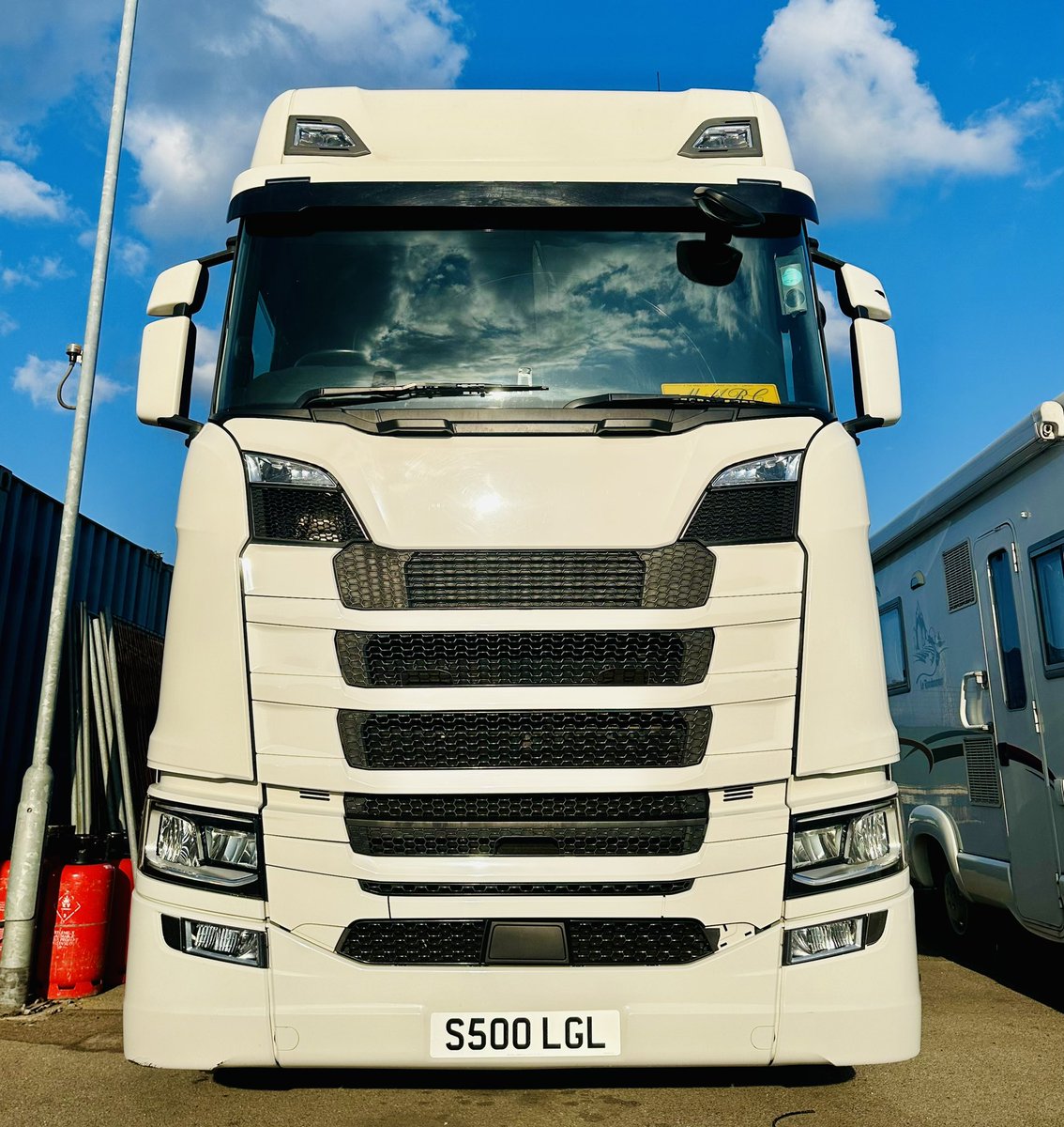 My day is made! I got flashed by Coles &amp; Sons on the A34. Clearly mistaken for someone else but I’ll take it. The polishing must be paying off 😁
#Scania #Colesandsons
#custom
#onedayillgetthere
#honoured