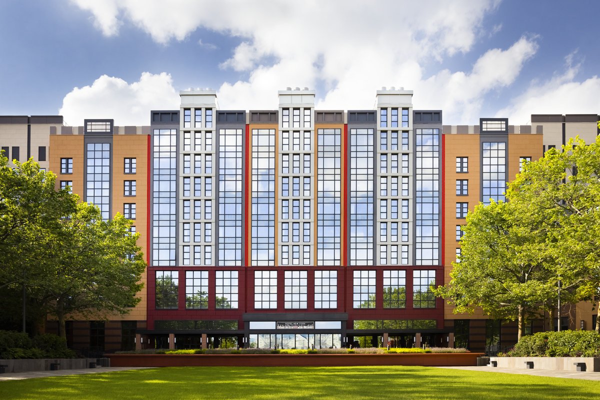 Des lieux pour profiter du printemps : les jardins du Disney Hotel New York – The Art Of Marvel, parfaits pour prendre le soleil entre deux réunions au Centre de Convention ! 🌞