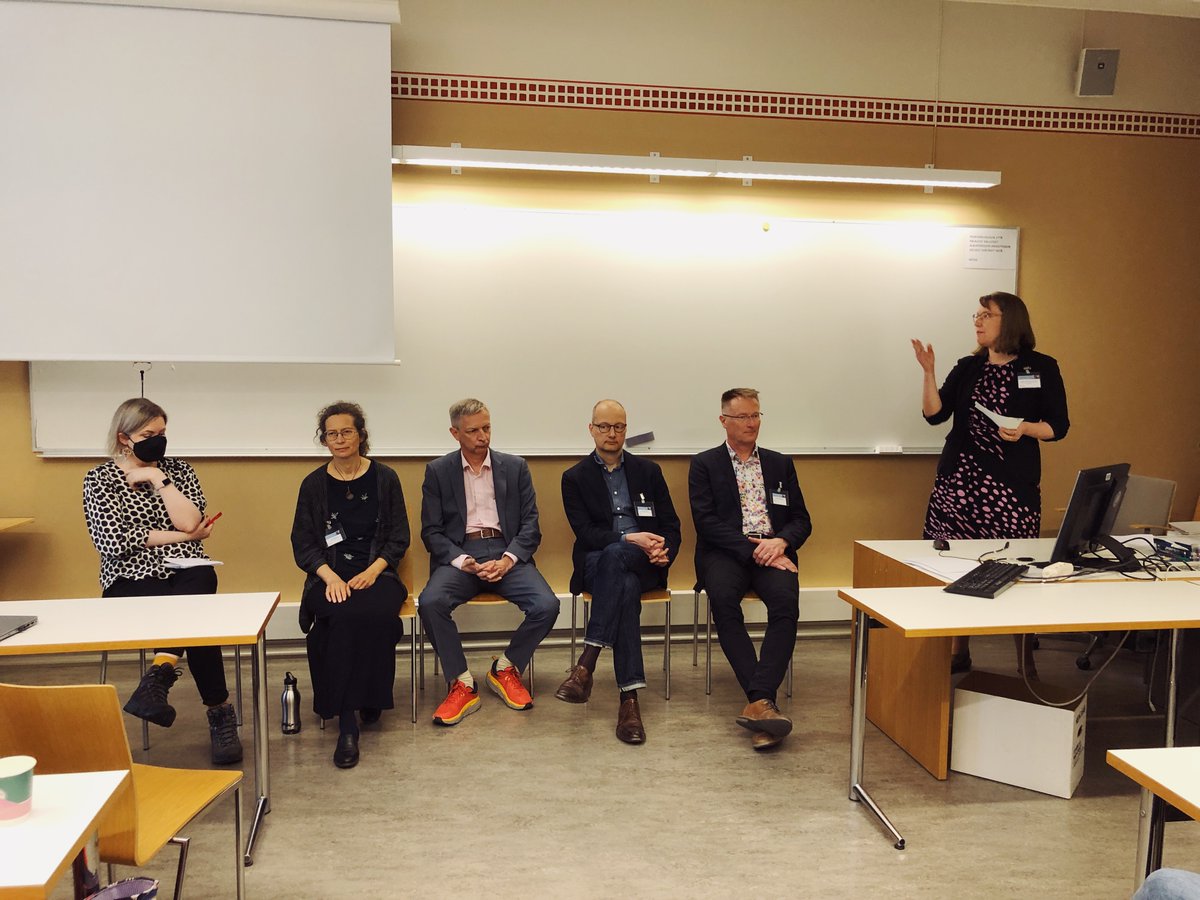 Tiedepaneelit kokoontuivat täyteen tupaan keskustelemaan roolistaan tiedeneuvojina monikriisin ajassa #SSD2023 -konferenssissa. Mm. kriisejä ajavat juurisyyt, ylikulutus ja kohtuus puhututti ja jakoi mielipiteitä.

Selvästi jatkossakin tarvitaan dialogia paneelien välillä!