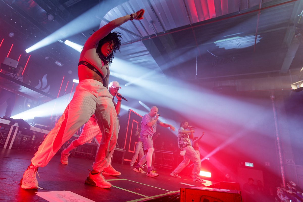StageAudioWorks's tweet photo. Tour world premiere for EW-DX - Culcha Candela relies on digital wireless microphones from @Sennheiser
Continue Reading here >> https://t.co/WIoUn0K7Js
#sennheiser #sennheisermicrophones #sennheisermic #WIRELESSDIGITAL #EWDX #sennheiserewdx https://t.co/HuWEy2H8tH