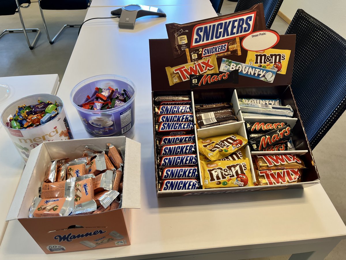 Unsere unglaubliche Fachabteilung für Materialbeschaffung und Versorgungssicherheit hat Material beschafft und die Versorgung sichergestellt.

In other news: Der Kiosk ist eröffnet.

😁