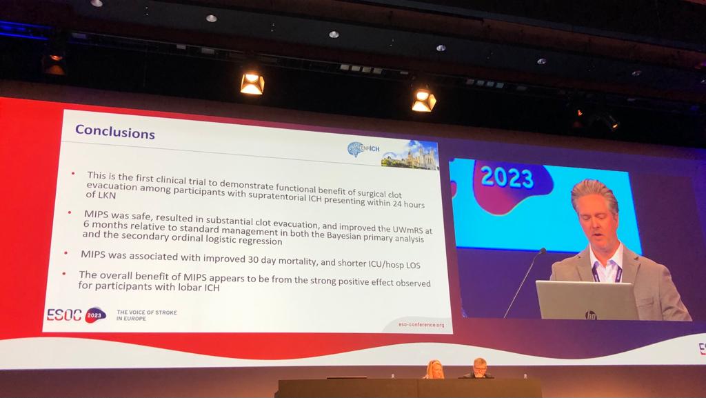 In the #ENRICH #trial, 300 #ICH patients were randomised to minimally invasive surgery vs. medical care &lt;24h after onset

Today @ #ESOC2023 the results are presented👇

The 1st #RCT in #ICH to show a positive effect of early minimal invasive surgery on functional outcome @ 6M 👏