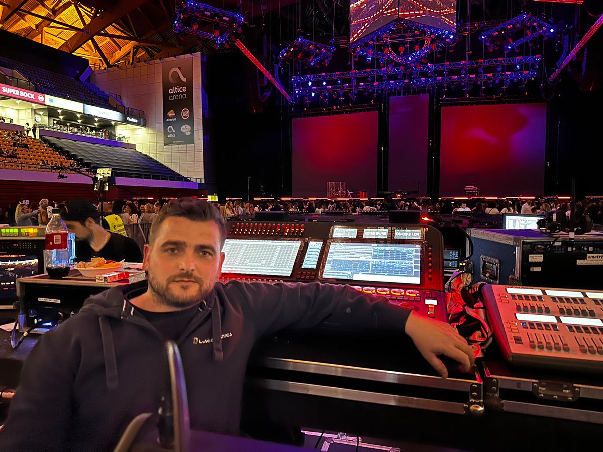 EXCESSO on tour with Avolites D9-215 🎤

Behind the scenes of the concert at the Pavilhão Altice Arena in Portugal, Lighting Operator and Designer, Miguel Lindo, worked his magic using a Avolites D9-215 console. Check out some of the images from the set. 📸