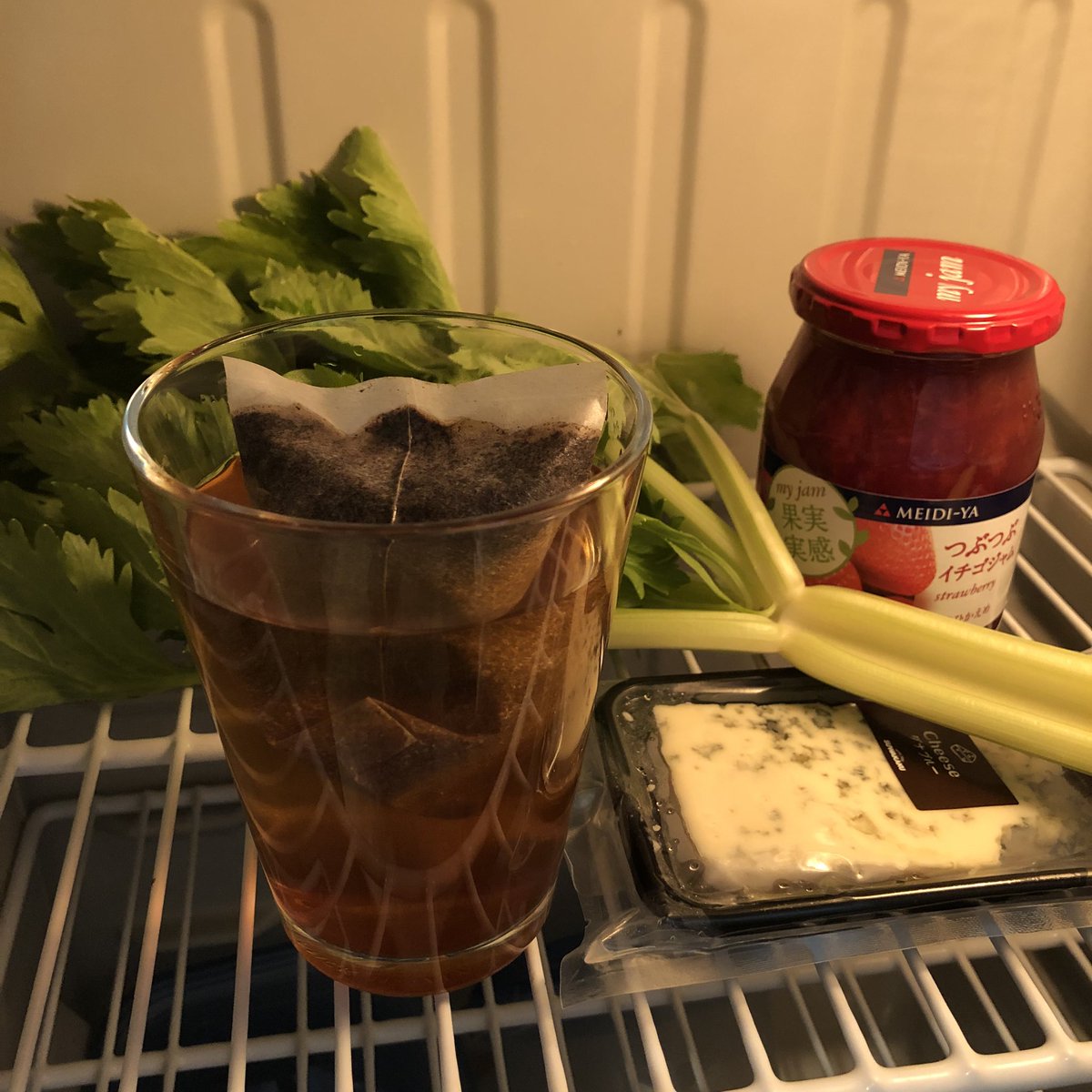 voiceofcoffee's tweet photo. 翌朝の楽しみ！

水出しコーヒーバッグ1袋でグラス一杯分の美味しい水出しアイスコーヒーが簡単に出来ます。冷蔵庫で12時間浸けておくだけの水出しコーヒーバッグ販売中です。リキッドコーヒーとは違う、こちらはコスタリカのシングルオリジンの豆を使っています。 https://t.co/KIu8VR40fL