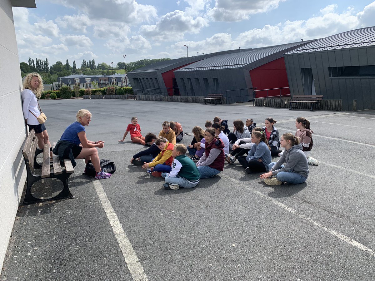 CDozule's tweet photo. Les élèves de sixième accueillent toute la matinée leurs camarades de CM2 pour une découverte du collège en partageant des ateliers divers et variés. Ce midi ils déjeuneront ensemble au restaurant scolaire. #liaisonCM26ème. https://t.co/lRS9ru8mSC