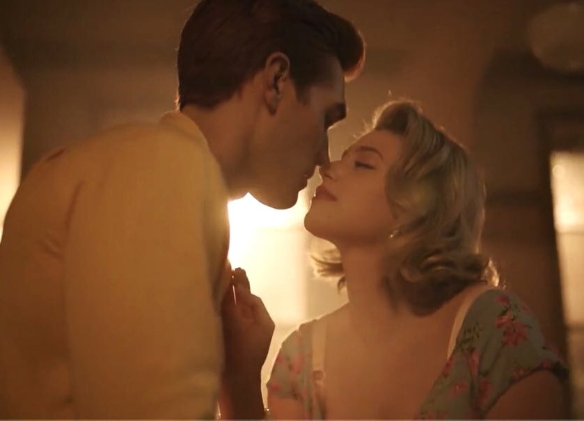 BarchieUpdates's tweet photo. They never fail the chemistry test #Riverdale https://t.co/LKnhNg5i6P