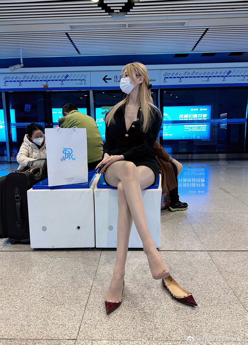 liaagate6's tweet photo. 下班一个人坐地铁，会不会有艳遇。
现在这么太平���？
姐姐晚上出门怎么就遇不到色狼。
其实很想体验一次被强暴的感觉。 https://t.co/XjCvzpXGEb