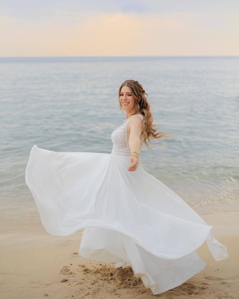 I am a happiest Bride 👰‍♀️ #happybride #weddingday #beachportraits #destinationwedding #weddinginphuket #exoticwedding #weddingplanners @uniquephuket #weddingphotography @phuketbestphotographer #makeupartist @mua_phuket_thailand instagr.am/p/CsqUJ3jv2mR/