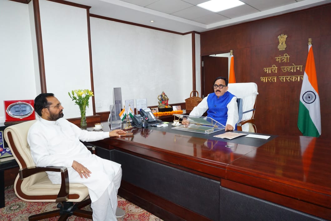 subhashbjpbrh's tweet image. आज भारतीय जनता पार्टी के वरिष्ठ नेता, उत्तर प्रदेश भाजपा के पूर्व प्रदेश अध्यक्ष एवं भारत सरकार के मा० भारी उद्योग मंत्री श्री @DrMNPandeyMP जी से उनके दिल्ली स्थित सरकारी कार्यालय पर शिष्टाचार भेंट की।