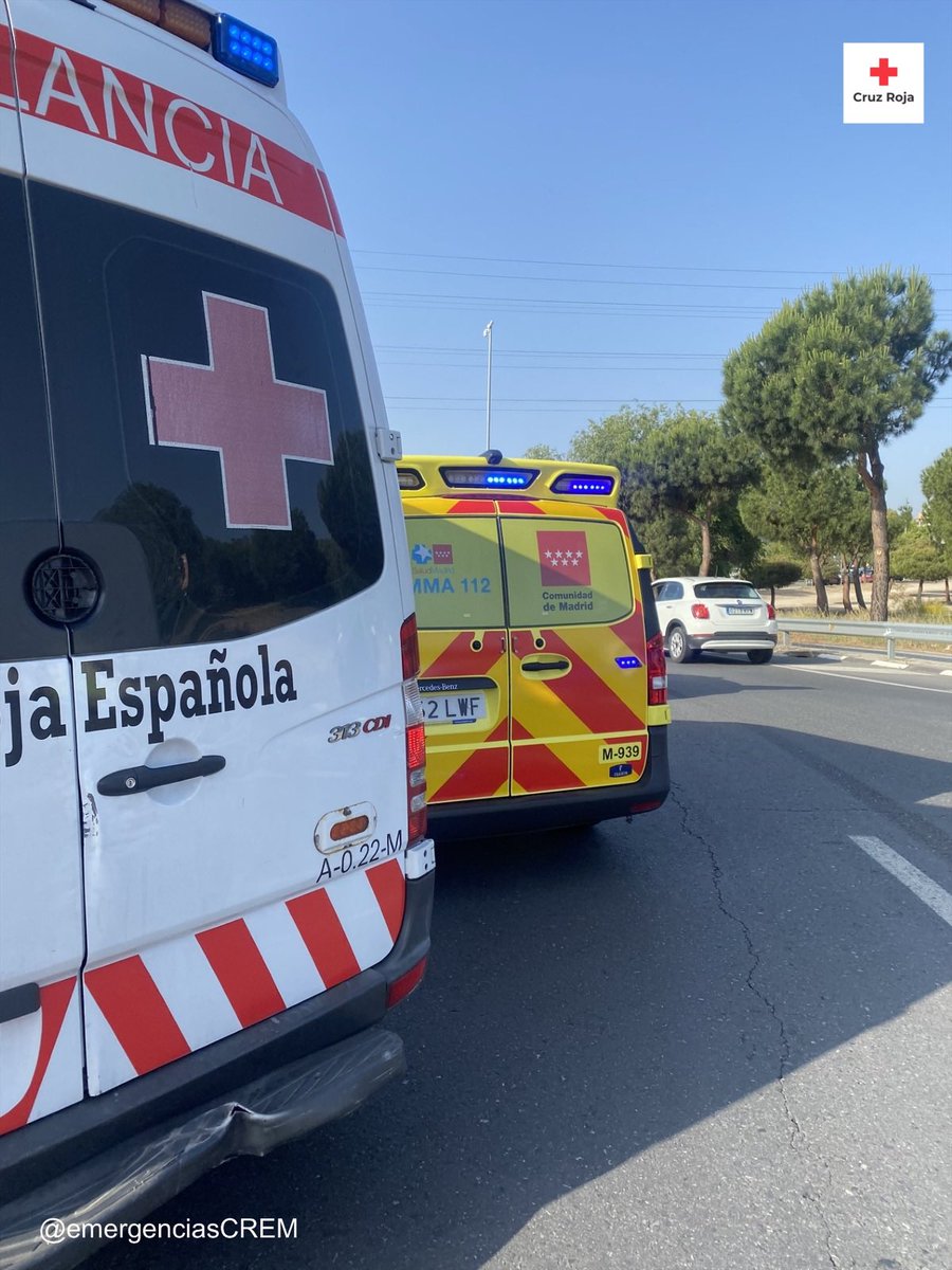 emergenciasCREM's tweet photo. Tras solicitud desde #SUMMA112 uno de nuestros #SVB colabora, con VIR del SUMMA112 y @SEAPAPozuelo, en la atención y evacuación de los heridos producidos en un accidente de tráfico en la #M502, #PozueloDeAlarcón.
#ASEM112 https://t.co/SLJXcVdGit