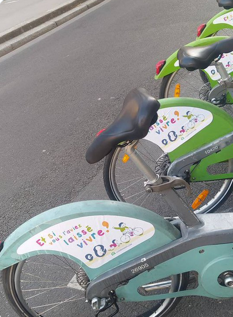 Auto collants anti #avortement ce matin sur des Velib à Paris. Et on continue de nous dire que l'avortement n'est pas en danger ! Ils ne lâchent rien ET NOUS NON PLUS ! #ConstitutionnalisationIVG