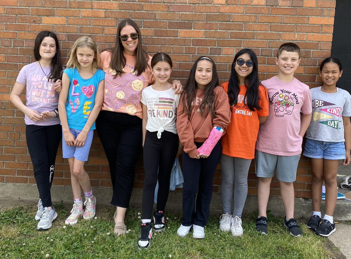 MrsAndersonBG's tweet photo. Showing off our shirts with 
✨ POSITIVE MESSAGES ✨ for Mental Health Day! #wellnessweek
@emeadowschools @BGreenSchool https://t.co/KNTbRPZsCz