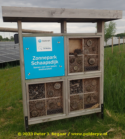 Polder_PV's tweet photo. Na breed in sommige media uitgemeten "helse schitteringen" is #zonnepark #Schaapsdijk Ermelo inmiddels voor groot deel omzoomd door hoge rietmatten. We kunnen weer over tot de orde van de dag ... 🙄 https://t.co/QVKJUGpcnz