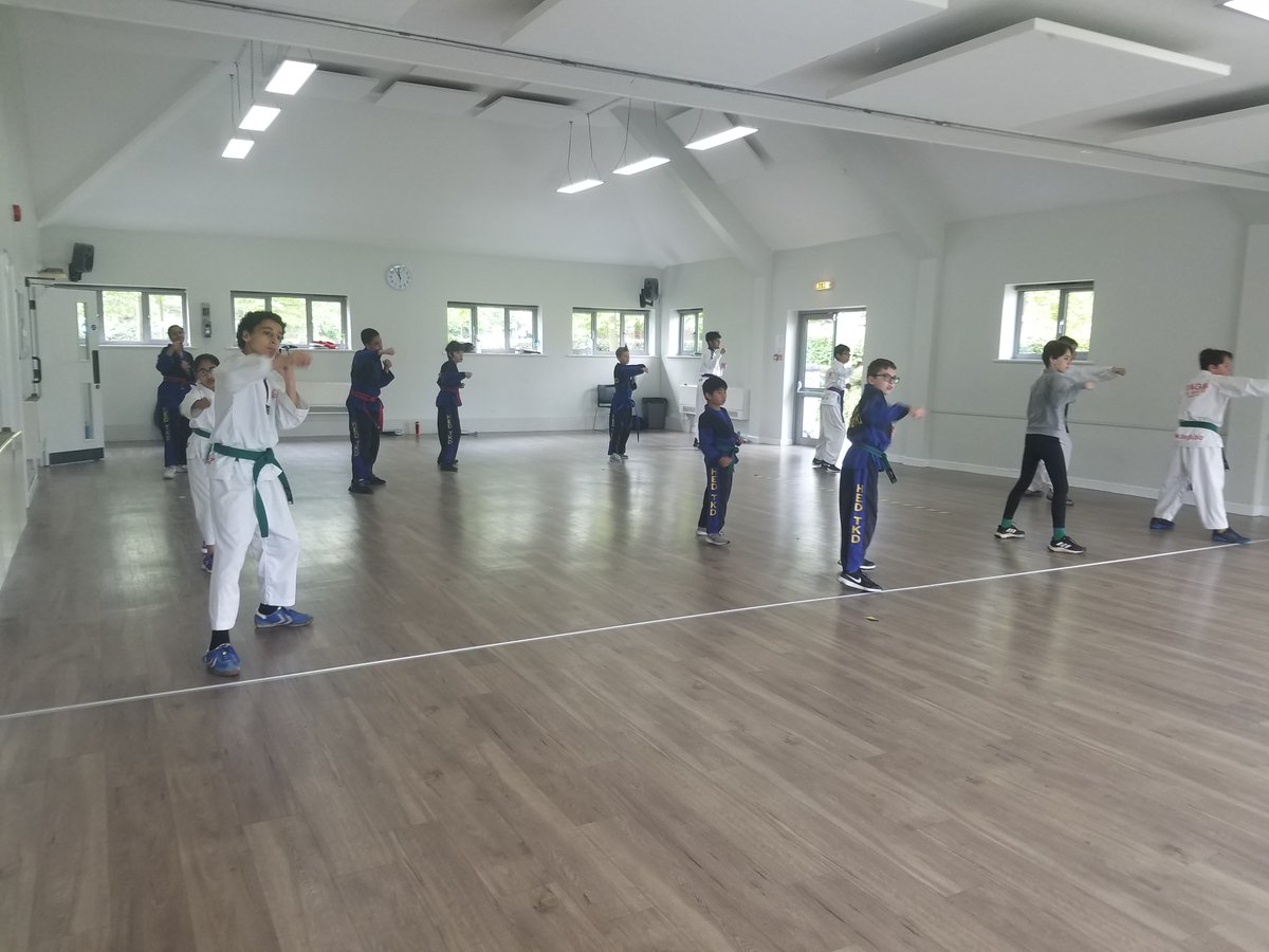 Our #fleet classes are suitable for everyone, come & give it a go! hedtkd.com/schools/fleet for info. #karate #martialarts #kidsfitness #familyfun #motivation @Fleet_People @FleetLocal